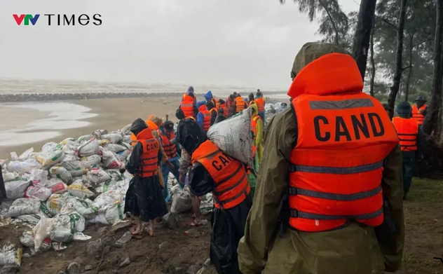 Từ Hà Tĩnh đến Quảng Ngãi bảo vệ công trình trước mưa lớn do bão số 12 và không khí lạnh 