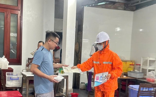 Lũ lớn gây ngập lụt, ngành điện Hà Tĩnh nỗ lực đảm bảo cấp điện an toàn cho Nhân dân