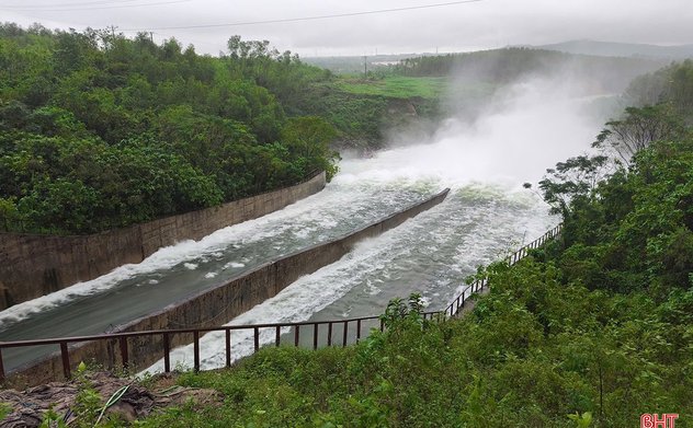 Hồ Kẻ Gỗ giảm lưu lượng xả tràn xuống 200 m3/giây
