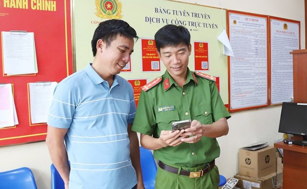 Hà Tĩnh: Người dân hào hứng góp ý dự thảo các văn kiện đại hội Đảng trên VNeID