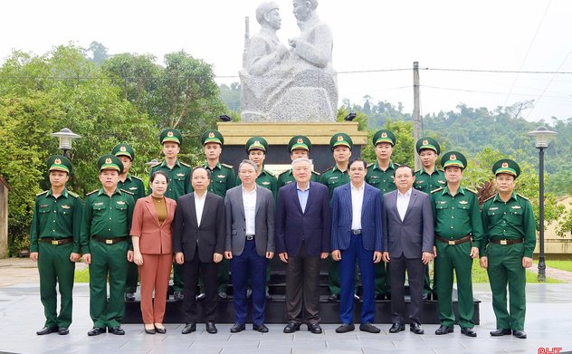 Phó Thủ tướng Thường trực Chính phủ thăm, tặng quà các đơn vị, địa phương vùng biên giới Hà Tĩnh 