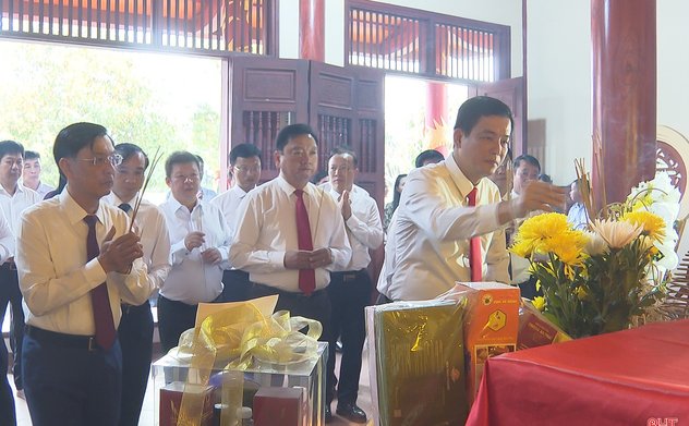 Đoàn đại biểu tỉnh Hà Tĩnh dâng hương tưởng niệm các anh hùng liệt sỹ hy sinh tại Lào