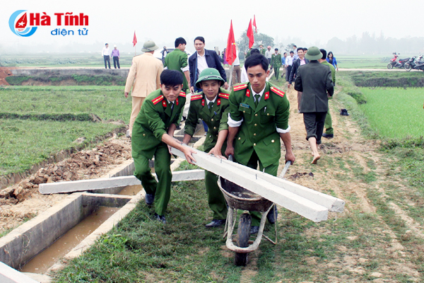 Hơn 1.100 lượt ĐVTN Công an Hà Tĩnh giúp dân xây dựng nông thôn mới
