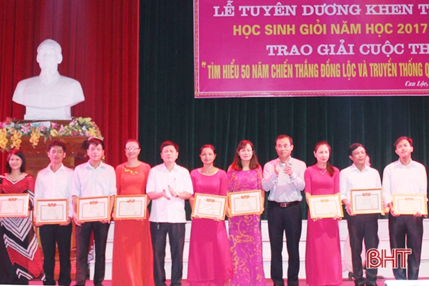 Can Lộc trao thưởng Cuộc thi "Tìm hiểu 50 năm chiến thắng Đồng Lộc"