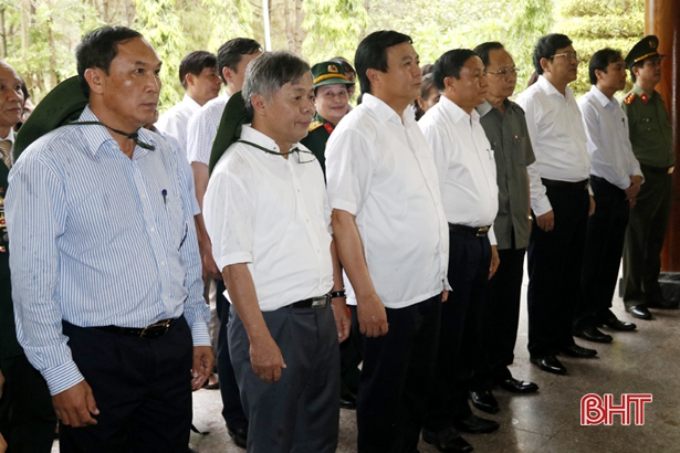 Bí thư Trung ương Đảng Nguyễn Xuân Thắng dâng hương tại Ngã ba Đồng Lộc