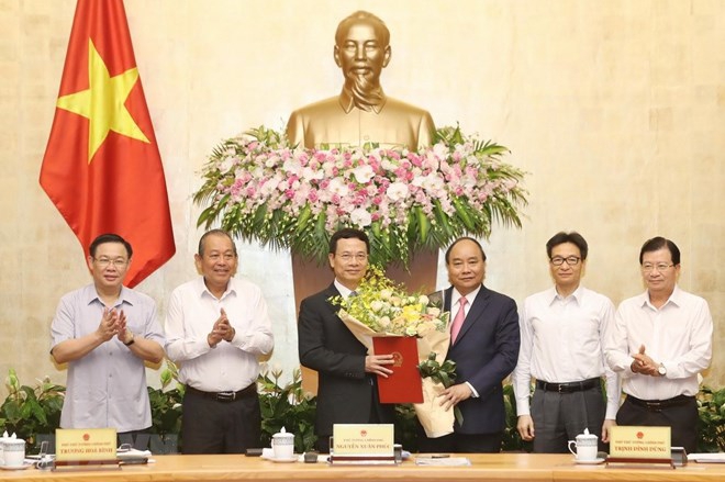Trao Quyết định giao quyền Bộ trưởng cho ông Nguyễn Mạnh Hùng