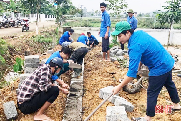 Hơn 800 ĐVTN Can Lộc tham gia xây dựng nông thôn mới