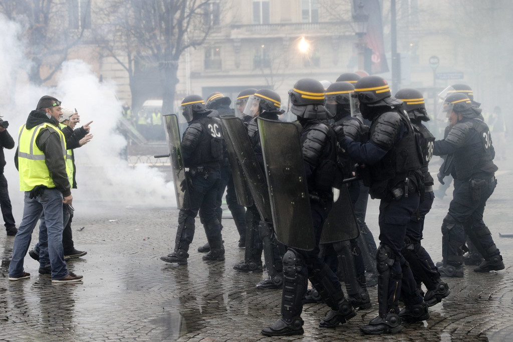 Cảnh sát Paris dùng vòi rồng, lựu đạn cay trấn áp người biểu tình
