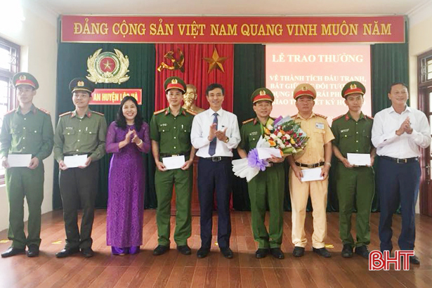 Khen thưởng các tập thể đảm bảo ANTT đêm giao thừa tại Lộc Hà