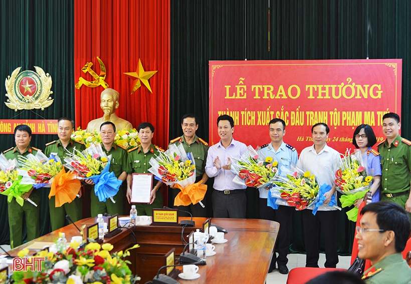 Chủ tịch UBND tỉnh Đặng Quốc Khánh trao thưởng các lực lượng phá vụ án ma túy “khủng”