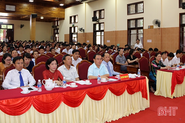 TP Hà Tĩnh khen thưởng 113 tập thể, cá nhân học sinh, giáo viên xuất sắc