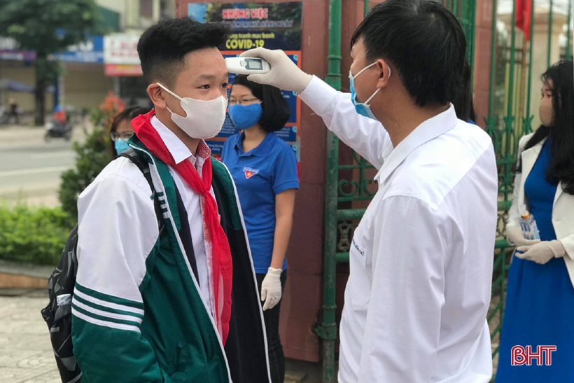 Học sinh lớp 9, 12 ở Hà Tĩnh trở lại trường: Đo thân nhiệt, rửa tay sát khuẩn, bố trí giãn cách an toàn