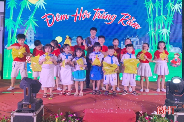 Trẻ em Hà Tĩnh đón trung thu ấm áp yêu thương