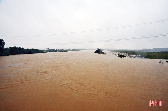 Nước sông Ngàn Sâu lên mức báo động, 5 xã ở Hương Khê bị cô lập
