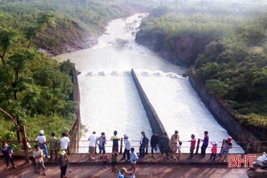 Hồ Kẻ Gỗ và Thủy điện Hương Sơn bắt đầu xả tràn