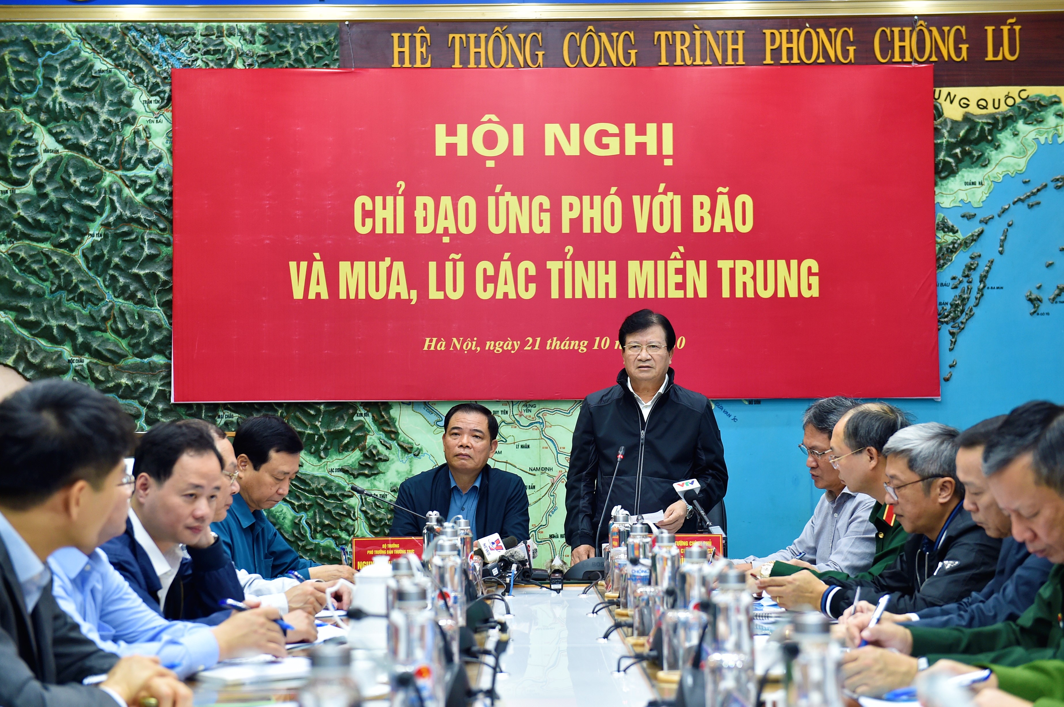 Phó Thủ tướng Trịnh Đình Dũng: Nhiệm vụ số một là tập trung cứu trợ người dân