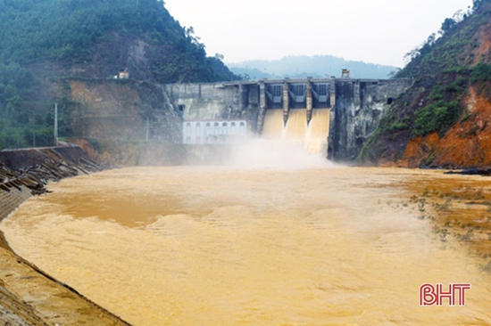 Các hồ chứa lớn, thủy điện ở Hà Tĩnh đồng loạt xả tràn