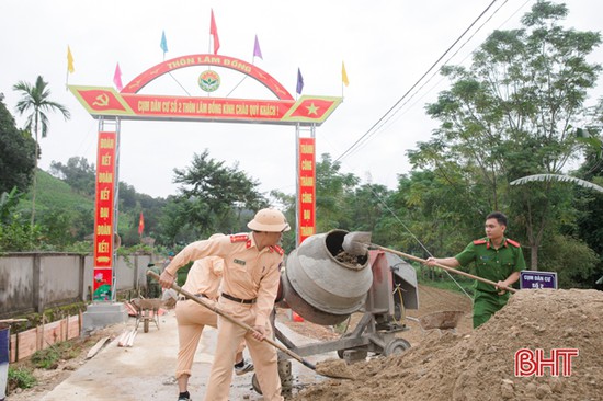 Cán bộ, chiến sỹ ở Hương Sơn gác ngày nghỉ cuối tuần, giúp dân làm nông thôn mới