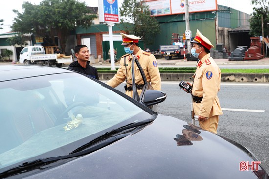 2 ngày ra quân, cảnh sát giao thông Hà Tĩnh xử lý hơn 40 trường hợp vi phạm