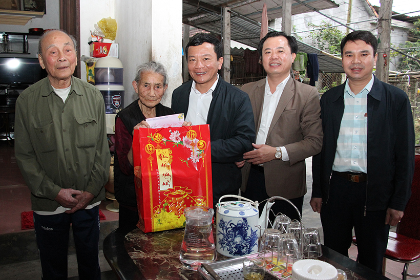 Phó Chủ tịch HĐND tỉnh thăm hỏi gia đình chính sách nhân dịp tết Nguyên đán