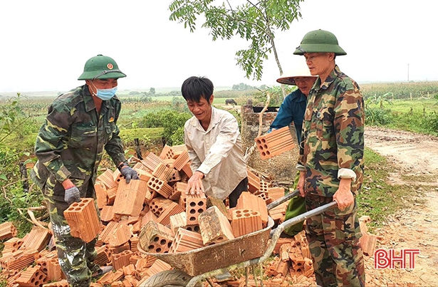 Gần 100 cán bộ, chiến sỹ giúp người dân miền núi Hà Tĩnh xây dựng nông thôn mới