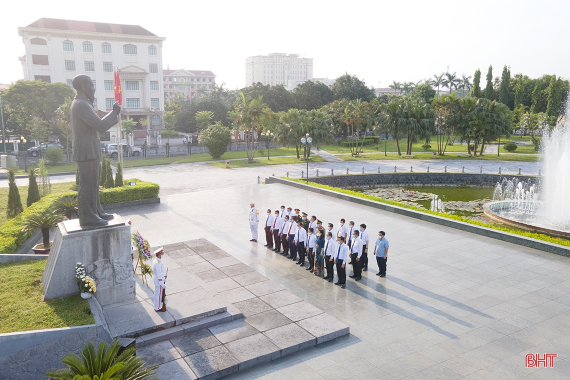 Lãnh đạo tỉnh Hà Tĩnh dâng hương tưởng niệm Chủ tịch Hồ Chí Minh