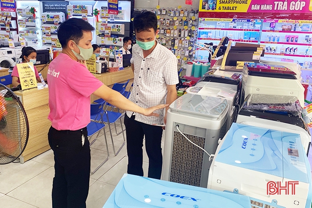 Thị trường thiết bị làm mát tại Hà Tĩnh “tăng nhiệt”, thợ lắp đặt làm không hết việc