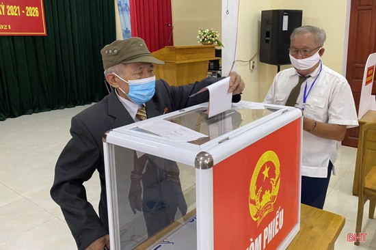 Những lá phiếu đầu tiên của cử tri Hà Tĩnh