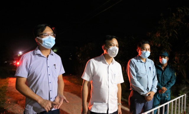 Đêm khuya, lãnh đạo huyện Thạch Hà động viên lực lượng tuyến đầu “căng mình” chống dịch
