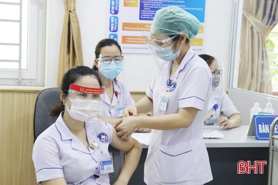 Hà Tĩnh tiêm an toàn vắc-xin phòng Covid-19 cho 10.724 người