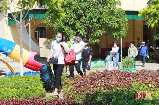 Các địa phương ở Hà Tĩnh bàn giao công dân hoàn thành cách ly sau khi trở về trên chuyến tàu SE 14