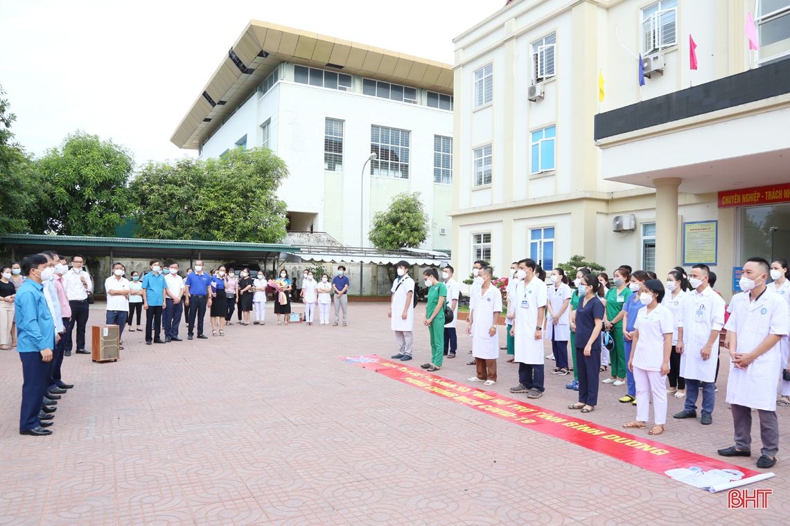 Bí thư Tỉnh ủy Hà Tĩnh tiễn 32 cán bộ y tế lên đường vào Bình Dương hỗ trợ phòng dịch