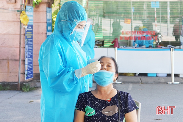BVĐK thành phố Hà Tĩnh miễn phí test nhanh cho người dân khi đến khám chữa bệnh