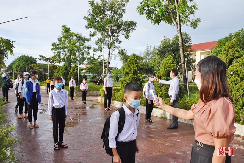 Sáng nay, các trường học ở Hà Tĩnh đón học sinh trở lại trường