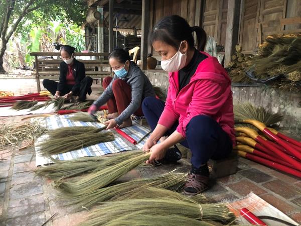 Hương Sơn: Tạo việc và mang lại thu nhập ổn định cho chị em phụ nữ từ nghề làm chổi đót