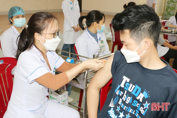 99% người dân Hà Tĩnh từ 18 tuổi trở lên đã tiêm mũi 1 vắc-xin phòng COVID-19