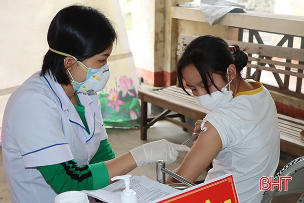 70% dân số Hà Tĩnh từ 18 tuổi trở lên đã tiêm đủ 2 mũi vắc-xin phòng COVID-19