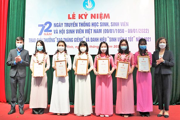 42 sinh viên được trao danh hiệu “Sinh viên 5 tốt” và giải thưởng “Sao tháng Giêng”