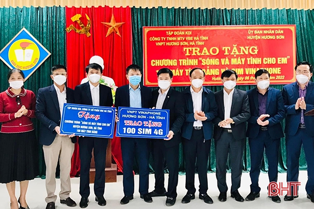 Tặng 100 máy tính bảng cho học sinh có hoàn cảnh khó khăn ở Hương Sơn