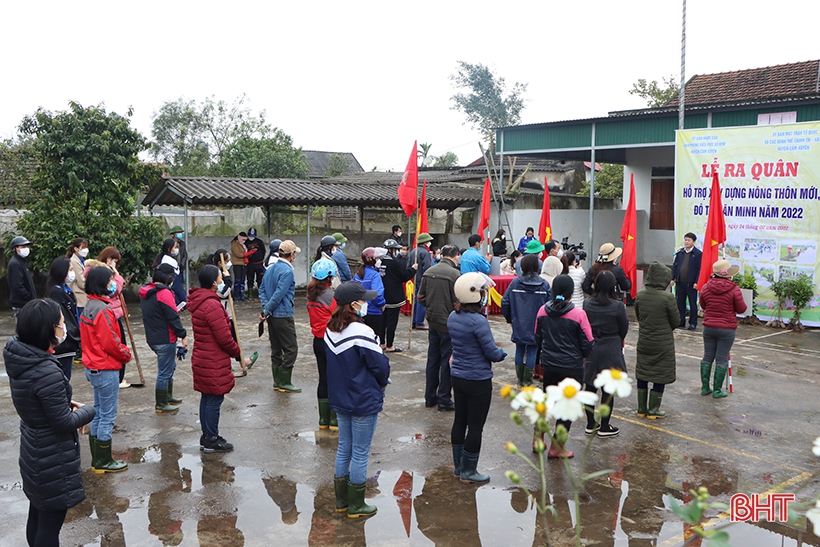 Gần 400 đoàn viên, hội viên ở Cẩm Xuyên ra quân xây dựng nông thôn mới
