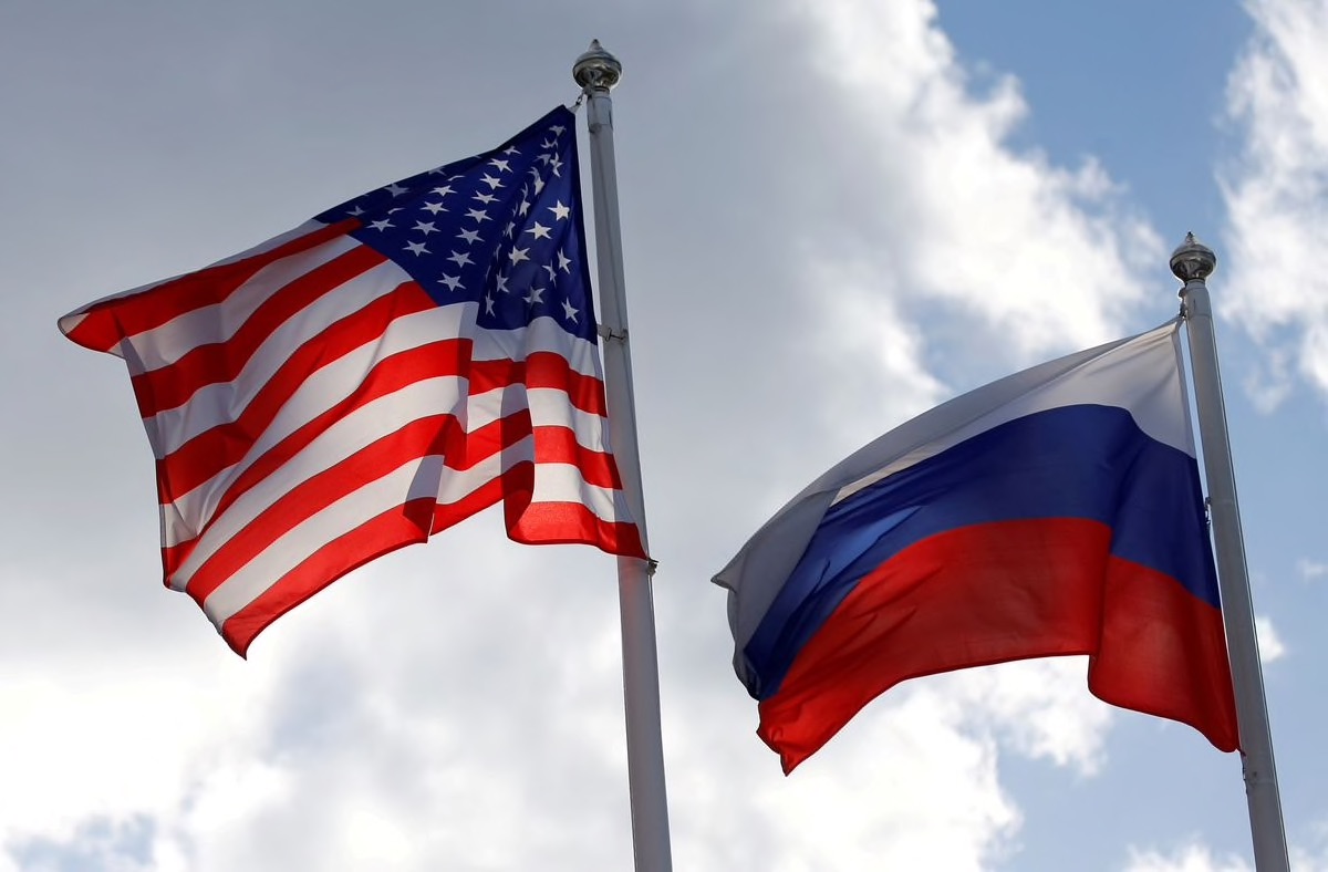 Đồng minh Mỹ-Nga - Hãy đến và tận hưởng một thế giới hòa bình và ổn định với Đồng minh Mỹ-Nga. Chúng tôi tự hào gắn kết với nhau để đưa đất nước vượt lên mọi thử thách và thị phi. Hãy bước vào và cảm nhận sự đoàn kết của hai nước trong biểu tượng cờ quốc kỳ.