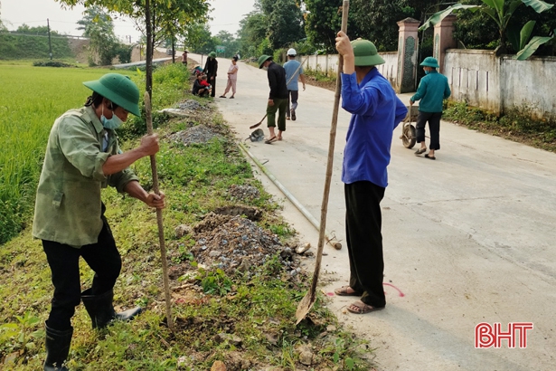 Người dân miền núi Vũ Quang “gác” lễ làm nông thôn mới