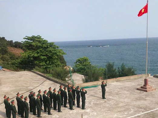 Chiến sỹ đảo Sơn Dương nghiêm trang trong lễ chào cờ đầu năm