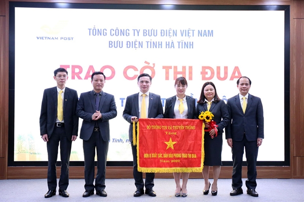 Bưu điện tỉnh Hà Tĩnh đón nhận Cờ thi đua Bộ TT&TT