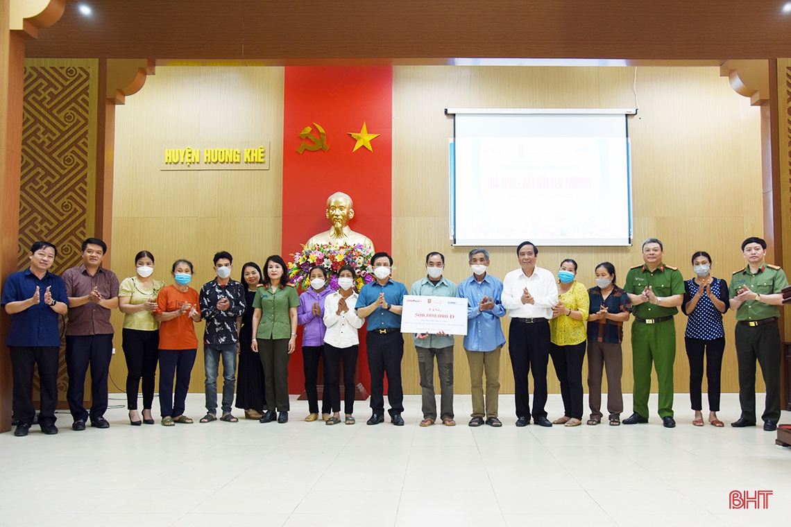 Trao hỗ trợ 900 triệu đồng cho hộ nghèo, gia đình chính sách và học sinh, sinh viên ở Hương Khê