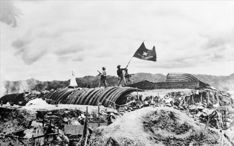 Chiến thắng Điện Biên Phủ: Chiến thắng Điện Biên Phủ là một trong những chiến thắng lịch sử vĩ đại của quân đội nhân dân Việt Nam. Đó là một sự thắng lợi chống lại sự kiểm soát và thực dân trị của Pháp. Xem hình ảnh liên quan để xem những gì đã xảy ra trên chiến trường và cảm nhận được sức mạnh của những người chiến đấu.