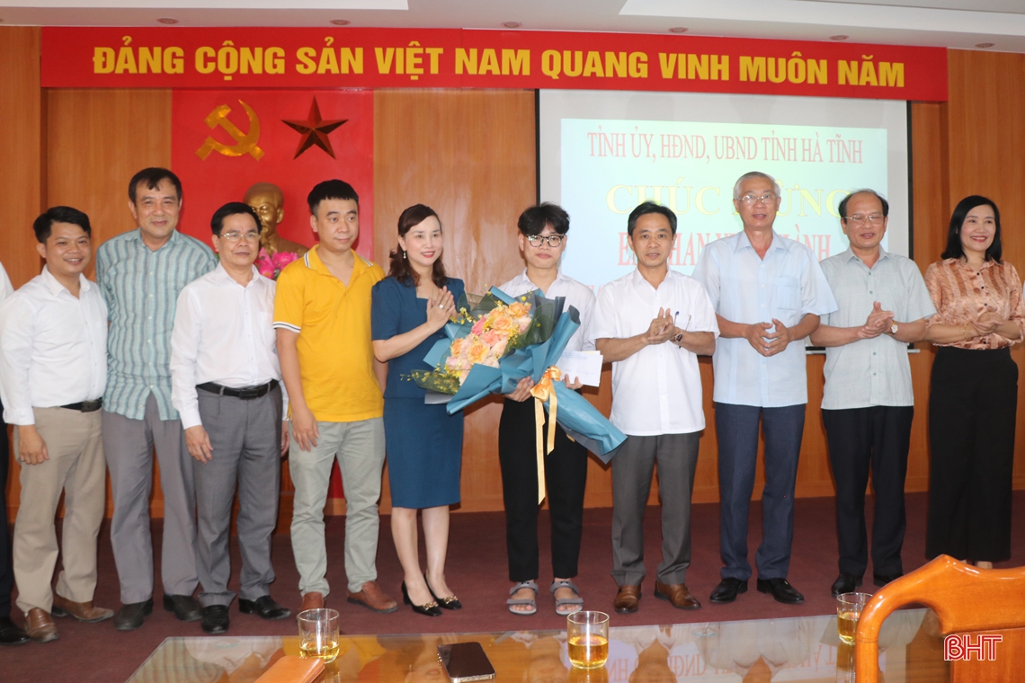 Lãnh đạo tỉnh chúc mừng học sinh Hà Tĩnh tham dự Kỳ thi Olympic Hóa học Quốc tế năm 2022