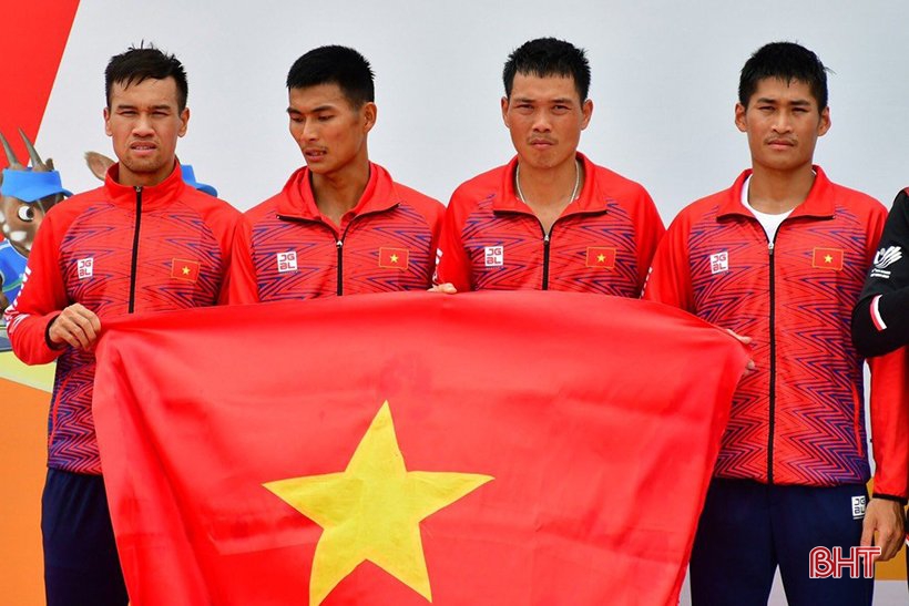 Tay chèo Hà Tĩnh Nguyễn Văn Hà cùng đồng đội giành HCB đua thuyền Rowing tại SEA Games 31