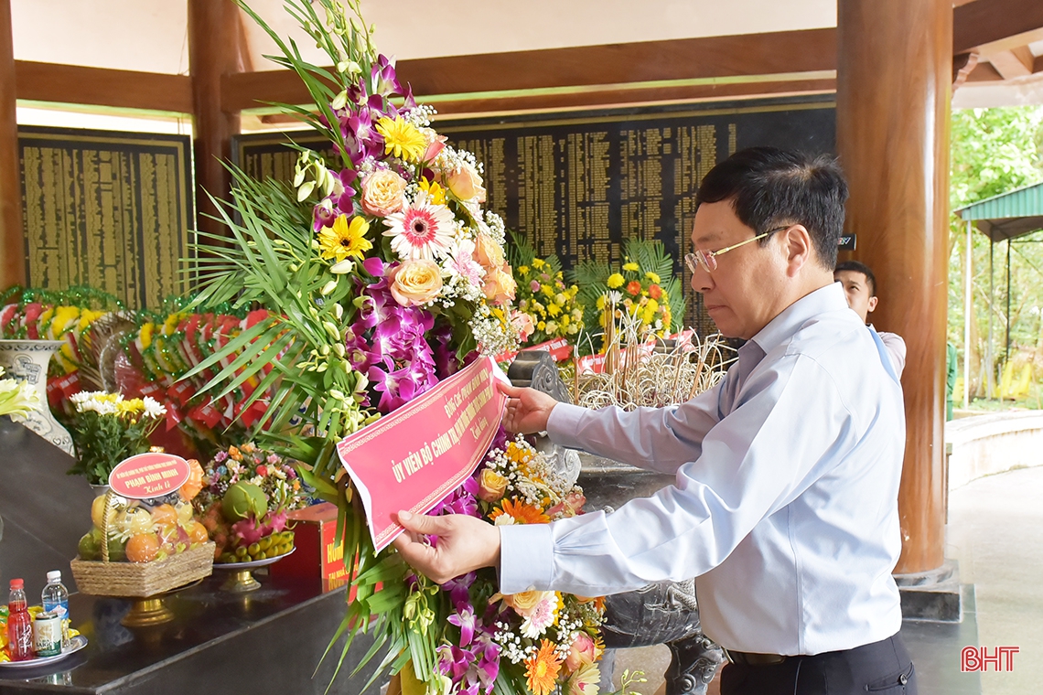 Phó Thủ tướng Thường trực Chính phủ Phạm Bình Minh dâng hương tại Khu di tích Ngã ba Đồng Lộc