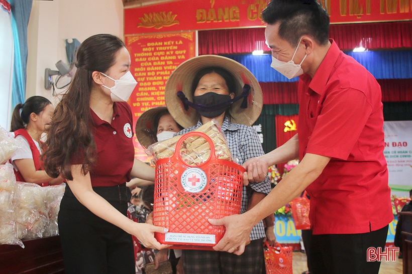 “Tháng Nhân đạo” năm 2022, Hội Chữ thập đỏ các cấp ở Hà Tĩnh đã huy động nguồn lực hơn 6 tỷ đồng hỗ trợ hơn 10 nghìn người dân có hoàn cảnh khó khăn trên địa bàn tỉnh.